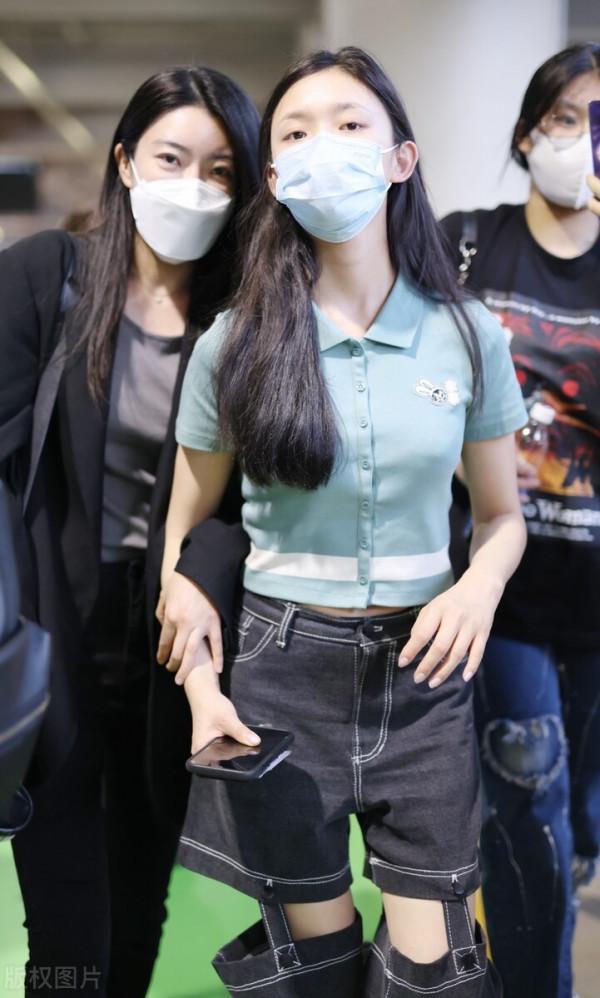 林允穿綠色短袖針織衫搭配拼接分割牛仔褲熱辣時髦