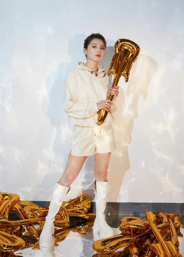 劉濤穿奶白衛衣套裝配長靴 大秀美腿