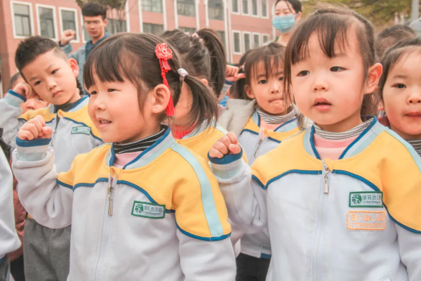 「美心·成長」小小的儀式 大大的情懷——綠苑幼兒園升旗儀式