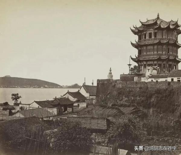 晚清照片：扛鳥槍的捕快，十六人抬的靈柩，太監在頤和園乘船出行