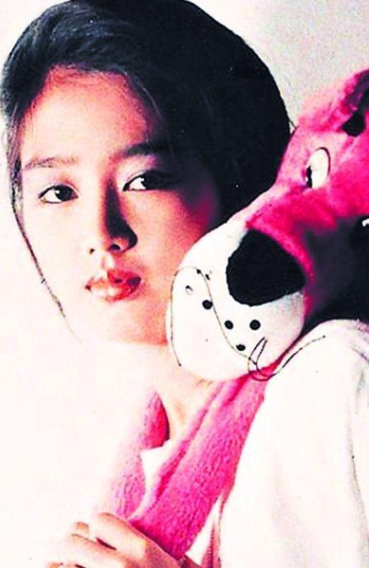 甘願被藏21年,46歲為劉德華生子,朱麗倩真的太狠了 甘願被藏21年,46歲為劉德華生子,朱麗倩真的太狠了