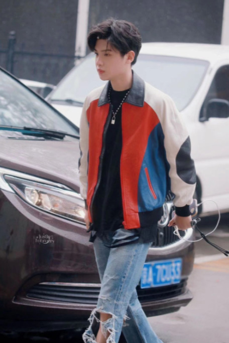 穿長裙、塗指甲油的boy黃明昊，男生還能這麼搭