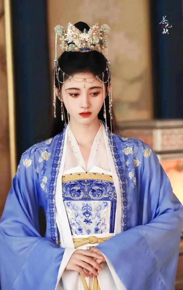 趙麗穎和楊冪的男裝造型,誰更深得你心呢? 趙麗穎和楊冪的男裝造型,誰更深得你心呢?