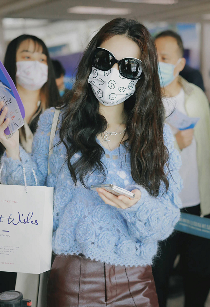 徐璐不愧是衣架子,穿皮褲秀美腿輕鬆自然,鏤空毛衣溫柔時髦 徐璐不愧是衣架子,穿皮褲秀美腿輕鬆自然,鏤空毛衣溫柔時髦