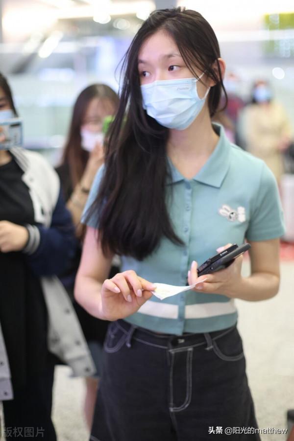 林允身穿豆綠色針織衫搭配拼接牛仔褲青春時髦,長髮垂肩自然美麗 林允身穿豆綠色針織衫搭配拼接牛仔褲青春時髦,長髮垂肩自然美麗