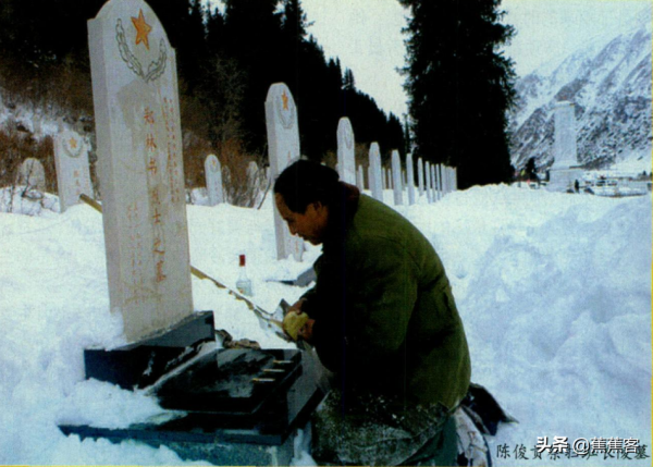 天山老兵陳俊貴:吃掉戰友的救命饅頭,他因愧疚攜妻兒守墓24年 天山老兵陳俊貴:吃掉戰友的救命饅頭,他因愧疚攜妻兒守墓24年