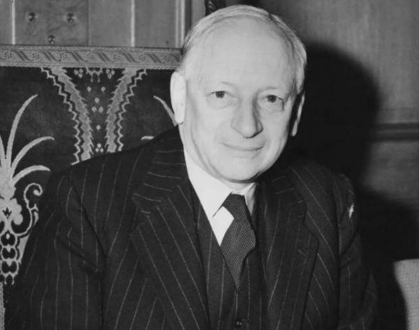 湖南45歲男子習武多年，用頭髮拉動8噸重汽車30米，創下世界紀錄