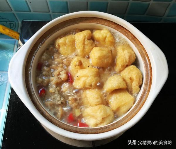 一款適合冬季吃的砂鍋菜，食材豐富又營養實惠，吃完渾身熱乎乎的