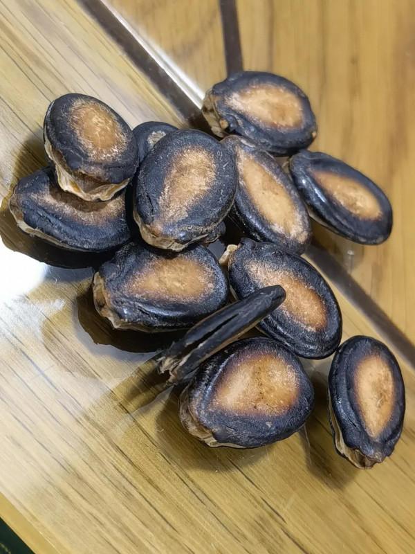 挑戰吃瓜子最高境界（不破裂兩片）