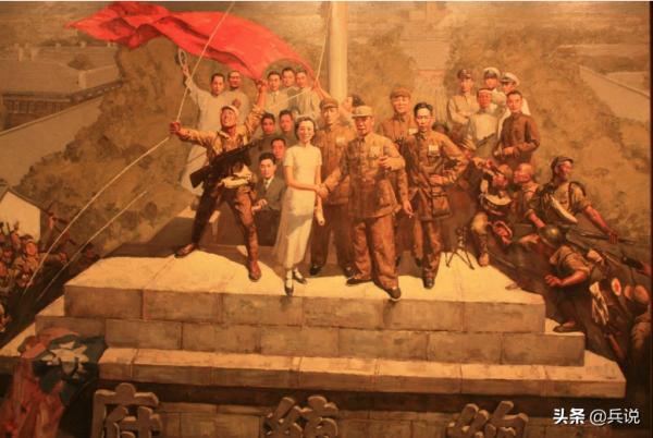 解放南京著名油畫，穿白旗袍的美麗女子是誰？女特工終於亮相