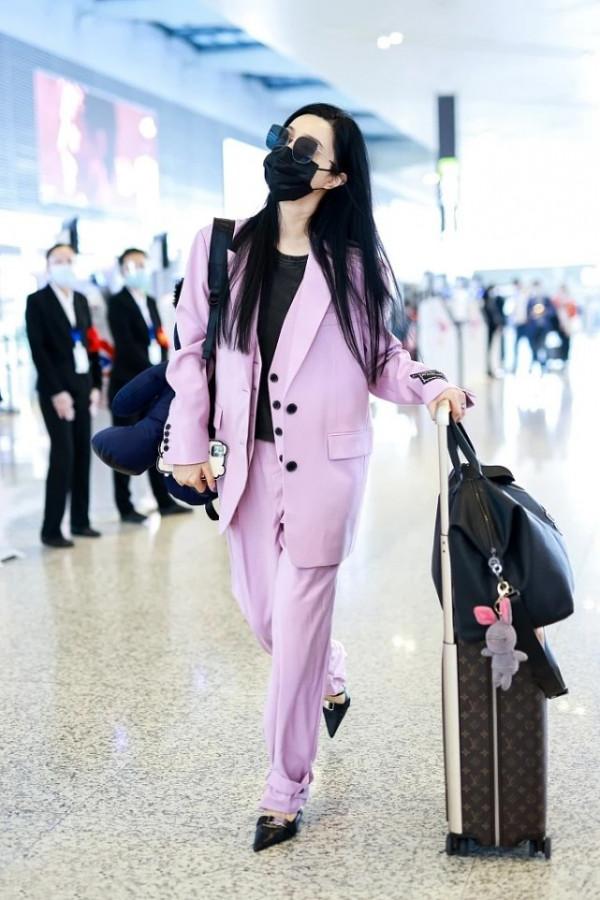 范冰冰時尚感沒得說,粉色西裝穿出氣場,這高階感根本“壓不住” 范冰冰時尚感沒得說,粉色西裝穿出氣場,這高階感根本“壓不住”
