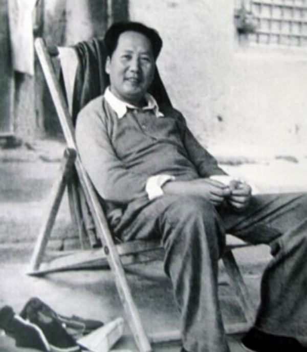 毛主席逝世三小時後，周福明再次跪著給毛主席理髮：眼淚已經流盡