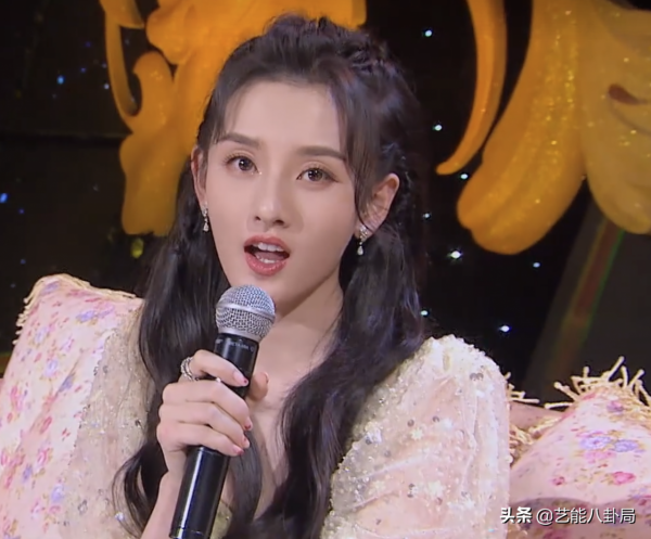 衛視春晚女星斗豔：楊冪百花裙嬌媚，唐嫣冒雨被淋溼，關曉彤走秀
