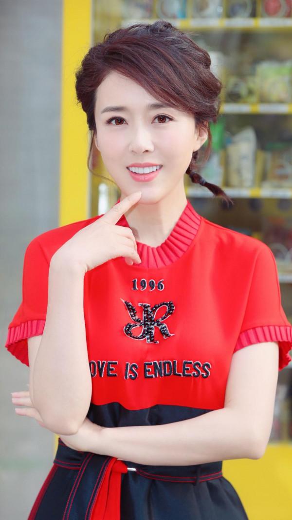 顏丹晨，優雅端莊，風韻絕倫