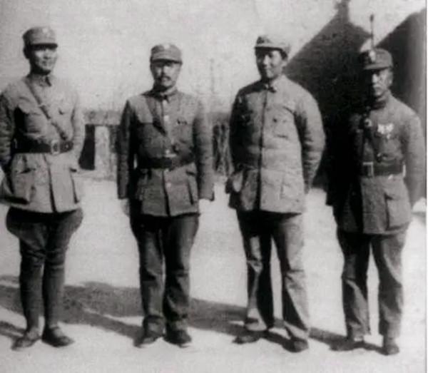 毛主席問衛立煌：驢是先邁左腳還是右腳？衛起先不懂，後猛然醒悟