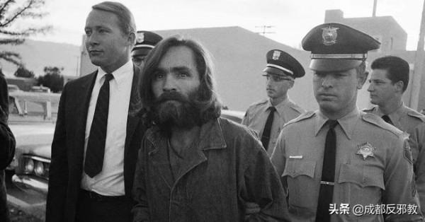 美國邪教頭目曼森,洗腦女教徒犯下滅門案,79歲還被26歲姑娘求婚 美國邪教頭目曼森,洗腦女教徒犯下滅門案,79歲還被26歲姑娘求婚