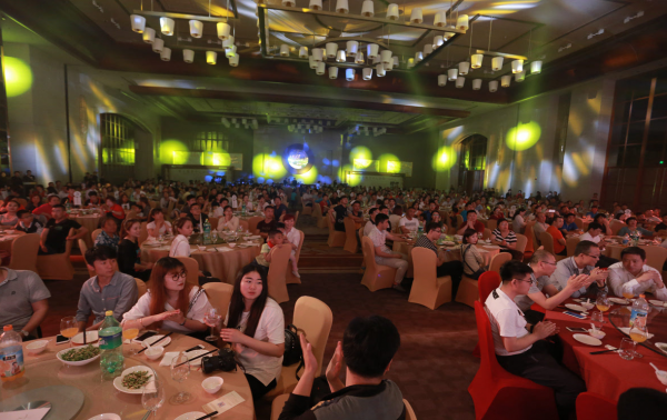 女兒估分650提前辦升學宴，查成績老父傻眼，親戚表示：退錢