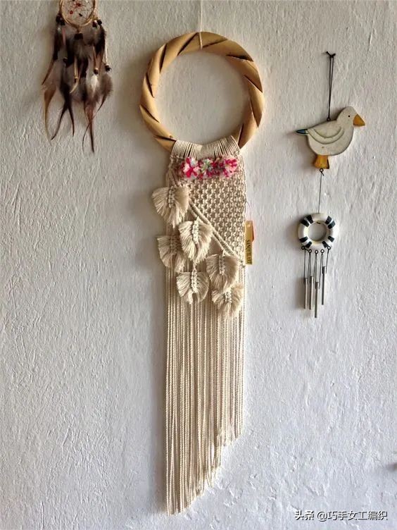 用剩餘的棉繩編了幾片葉子，組合起來簡直美翻了，鄰居都要學起來