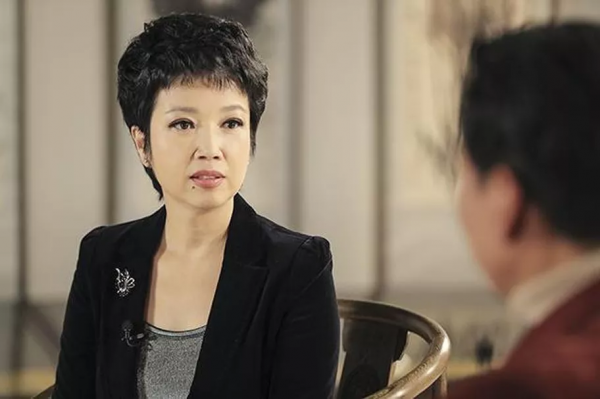 從央視主持人，到飾演周恩來夫人，她的命運因4次意外而改變