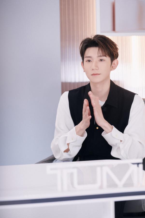 王源著簡約黑白套裝亮相TUMI品牌活動，敢於冒險，勇於挑戰