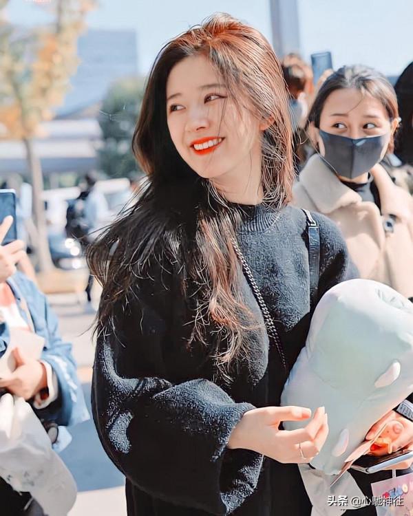 甜系女孩趙露思身穿黑色毛衣，慵懶風滿滿，溫柔可人