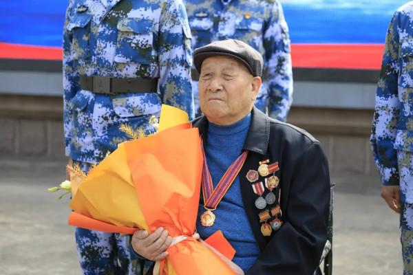 吳京和志願軍老兵，來了