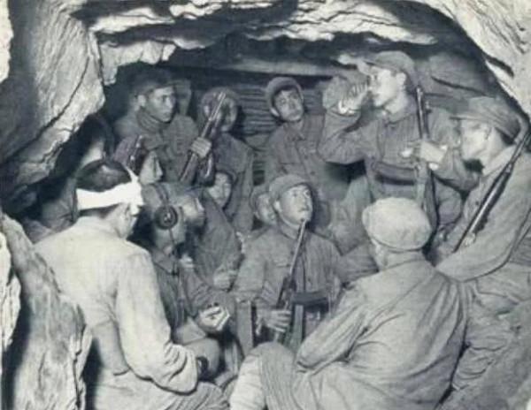 上甘嶺 同一個山頭同一個陣地 兩對親兄弟生死相隨 只活下一人 上甘嶺 同一個山頭同一個陣地 兩對親兄弟生死相隨 只活下一人