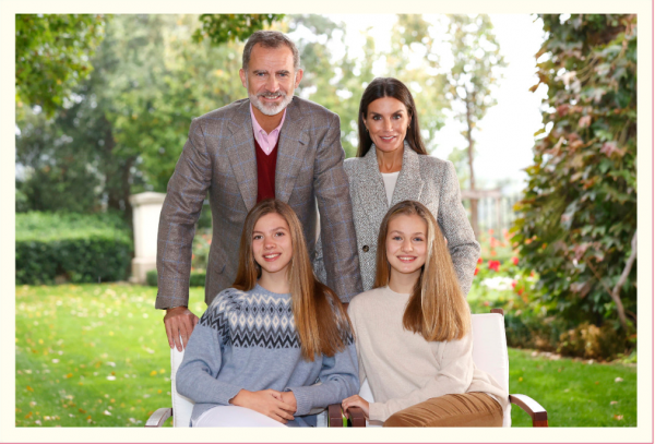 王室家庭曬聖誕照,七旬夫婦做法圈粉,16歲女王儲終於不擔心個頭 王室家庭曬聖誕照,七旬夫婦做法圈粉,16歲女王儲終於不擔心個頭