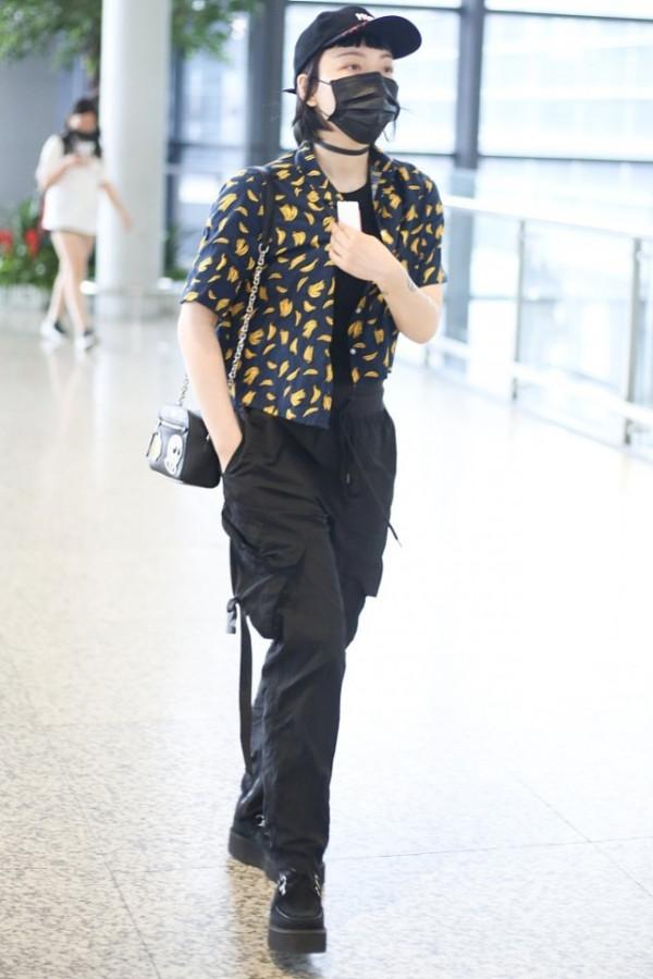 吳莫愁的衣品比唱功還厲害，渾身穿得亮閃閃的，真讓人移不開眼