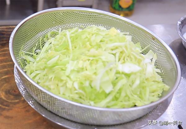 廚師長做的粉絲炒包菜，不用加水直接下鍋炒，口感勁道還不粘鍋
