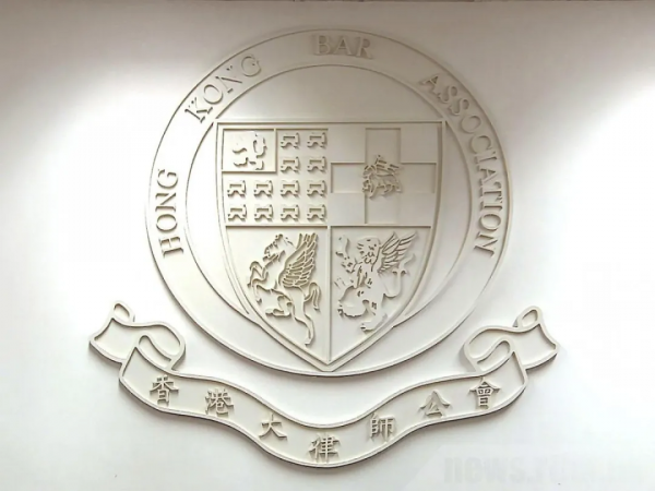 香港這群假毛,現在開始繡紅旗了? 香港這群假毛,現在開始繡紅旗了?