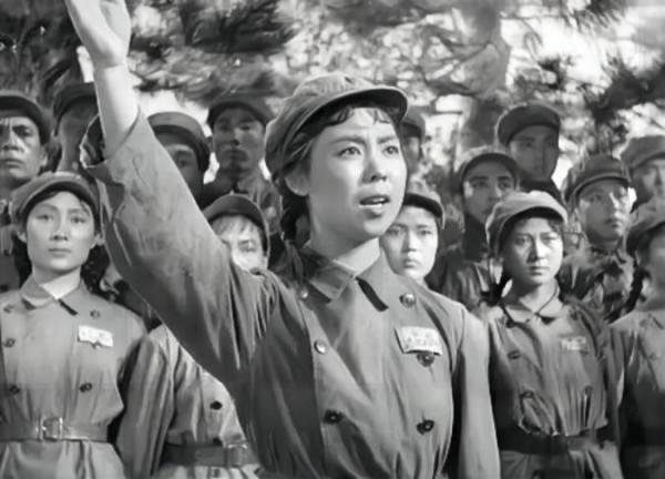 64歲農婦被醫院停藥，兒子求助軍區，首長下令：不惜一切代價救人