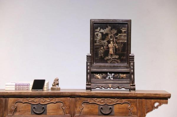 文人雅士～案置黑漆描金人物硯屏：