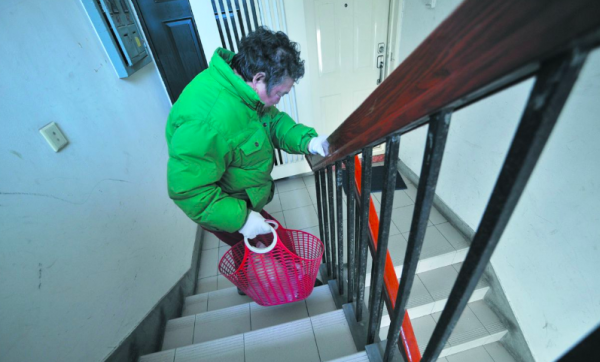 不用再爭了，老舊小區加裝電梯有“雙贏”方案？“共享電梯”來了