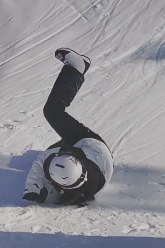 董璇帶著女兒滑雪！90後男友疑似同行，5歲小酒窩摔地上委屈落淚