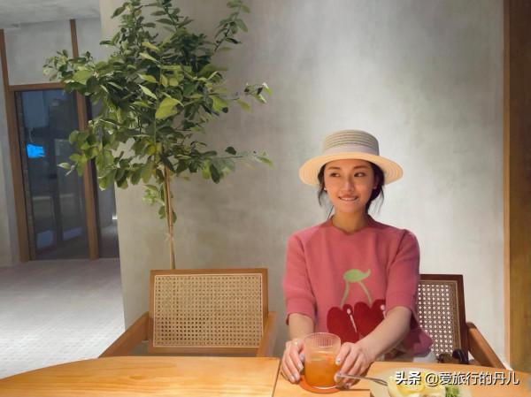 菅紉姿身穿橘粉色寬鬆T恤，頭戴漁夫帽，少女感十足