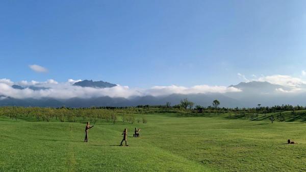 向山而行，坐在你身邊看雲