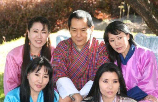 58歲不丹四王母一頭黑髮風韻猶存，在泰國享跪拜禮，佩瑪黯然失色