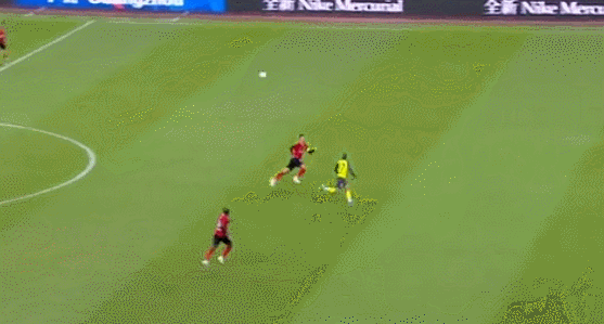 中超-廣州2-0擒10人亞泰奪第二階段首勝 鄧涵文破門楊立瑜轟世界波 中超-廣州2-0擒10人亞泰奪第二階段首勝 鄧涵文破門楊立瑜轟世界波