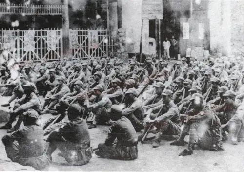 授勳結束，臺下還有一個人，周總理忙上前詢問，答：沒念我的名字