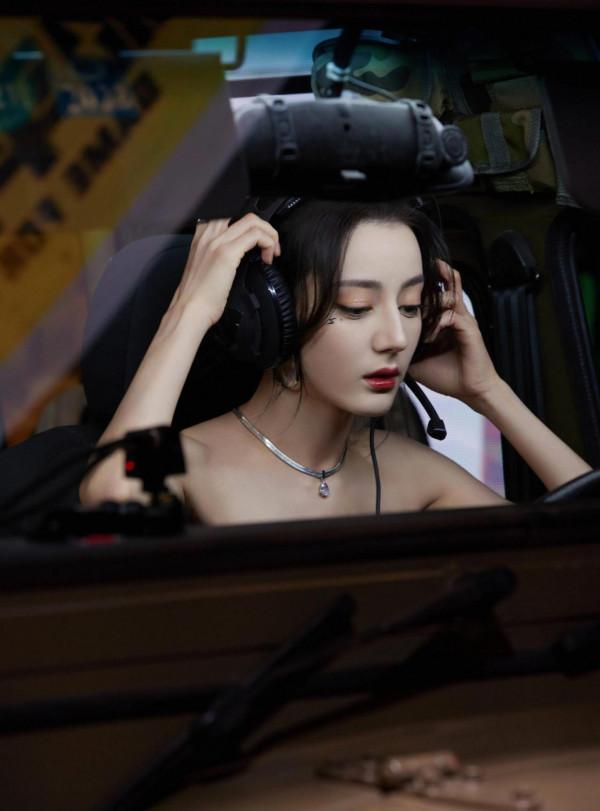 熱巴美出圈的禮服造型