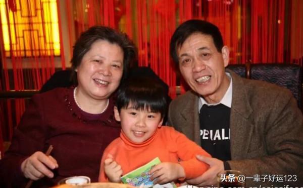 柏阿姨首次回應關於她兒子的職業問題，打破了之前的傳言