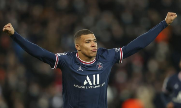 年度最佳陣容惹爭議！強行扶正姆巴佩，讓C羅踢右邊鋒，梅西前腰