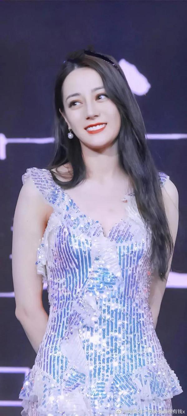 迪麗熱巴年度最佳女神照，滿螢幕都是荷爾蒙，戀愛的味道來了