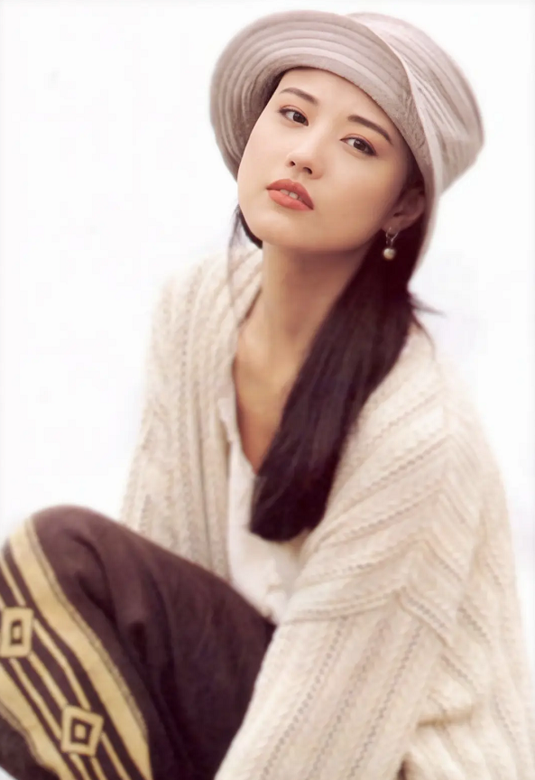 周海媚：2段情史，36歲為小7歲男友定居北京，55歲堅持不婚