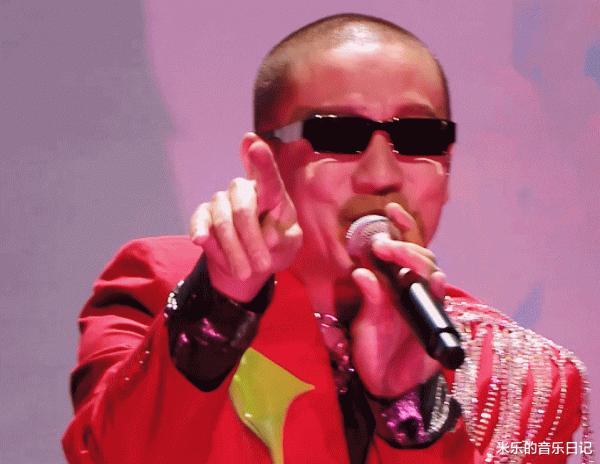 “紅配綠樂隊”大玩搖滾風,來勢洶洶,舞臺視覺相當抓人 “紅配綠樂隊”大玩搖滾風,來勢洶洶,舞臺視覺相當抓人