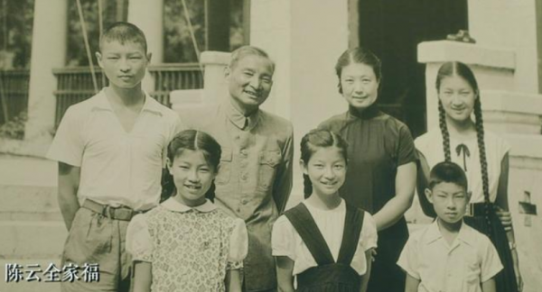 她出身書香門第，丈夫是正國級，兒子是副國級，自己當過掏糞工