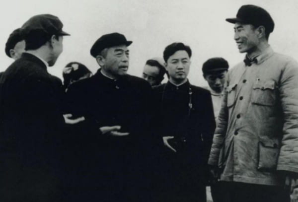 景希珍對自己軍銜不滿,與彭總頂了起來,事後彭總道歉:你是對的 景希珍對自己軍銜不滿,與彭總頂了起來,事後彭總道歉:你是對的