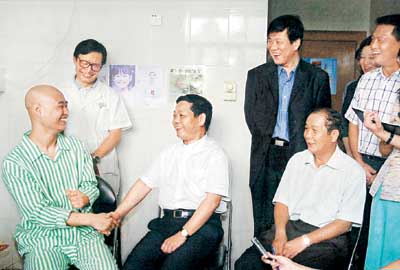 歌手叢飛捐光300萬，得病卻無人問津，愛女成孤兒如今怎麼樣？