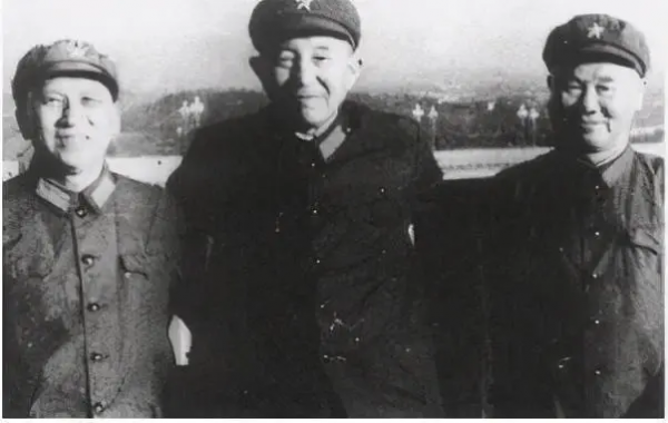 低調的開國上將，夫人被護士嘲笑為鄉巴佬，8個子女無將軍